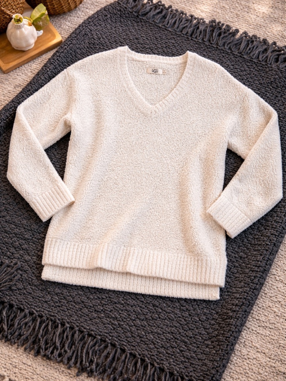 UGG Cozy Boucle V-Neck Sweater Cream White Size Large Soft Plush Knit